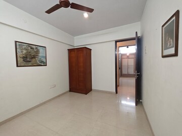 Room in 3 BHK Apartment at Emerald Building, Chembur – for Rent