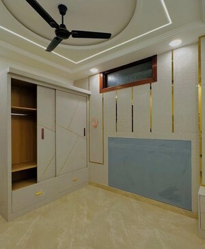 Room in 5 BHK Builder Floor at Sector 38 – for Sale