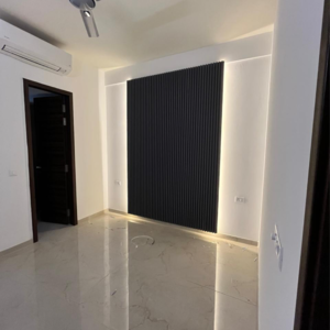 Building Lobby in 2.5 BHK Builder Floor at Smart World Gems, Sector 89 – for Sale