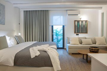 Bedroom in 5 BHK Villa at DLF Express Greens, Manesar Sector 1a – for Rent
