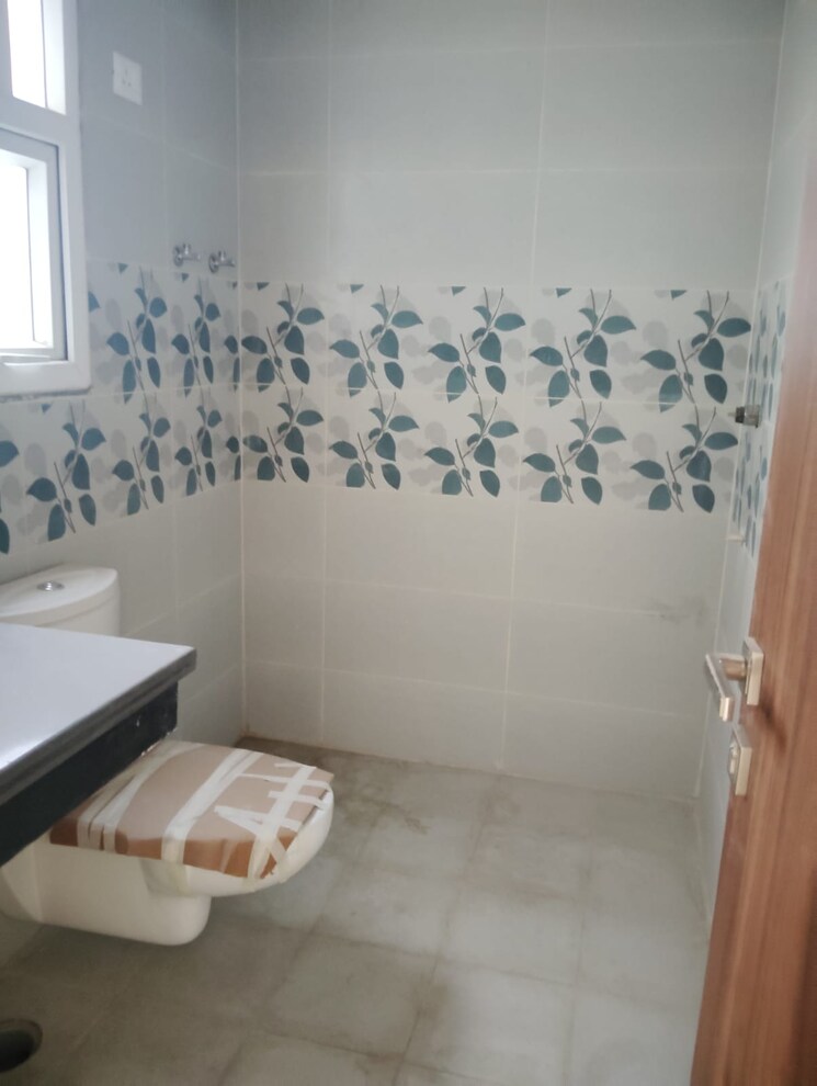 Bathroom, emaar-palm-heights 3 Bedroom 2000 Sq.Ft. Apartment In Sector 77 Gurgaon 8808628