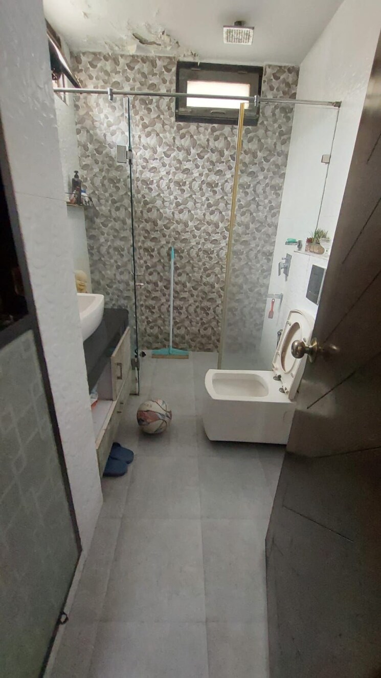 Bathroom, kidwai nagar 3 Bedroom 200 Sq.Yd. Independent House In Kidwai Nagar Delhi 8808821