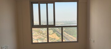 Room in 2 BHK Apartment at Piramal Vaikunth, Balkum Pada – for Rent