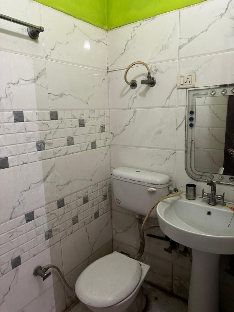 Bathroom, sai-enclave-niti-khand 2 Bedroom 900 Sq.Ft. Builder Floor In Niti Khand Ghaziabad 8808930