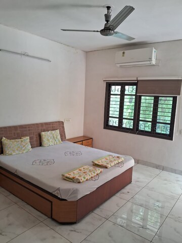 Bedroom in 4 BHK Villa at Manekbaug – for Rent