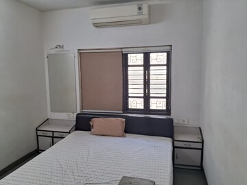 Room in 4 BHK Villa at Manekbaug – for Rent