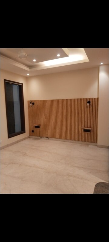 Room in 3 BHK Builder Floor at Greater Kailash Part 3 – for Rent