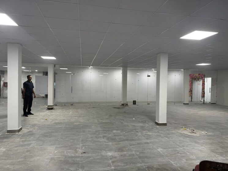  Parking, boring road Commercial Office Space 7500 Sq.Ft. In Boring Road Patna 8809163