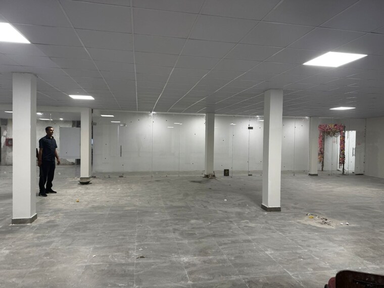  Parking, boring road Commercial Office Space 7500 Sq.Ft. In Boring Road Patna 8809163