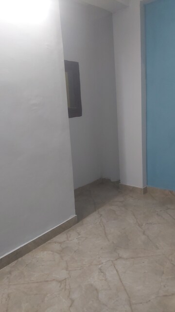 Furnished Amenities in 2.5 BHK Builder Floor at Mayur Vihar – for Rent