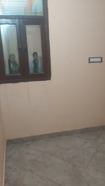 Furnished Amenities in 2.5 BHK Builder Floor at Mayur Vihar – for Rent