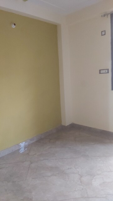 Furnished Amenities in 2.5 BHK Builder Floor at Mayur Vihar – for Rent
