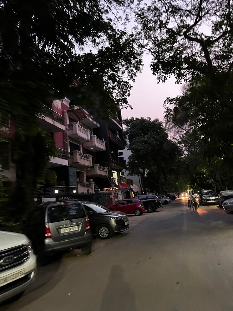  Parking, saket 4 Bedroom 260 Sq.Yd. Builder Floor In Saket Delhi 8809174