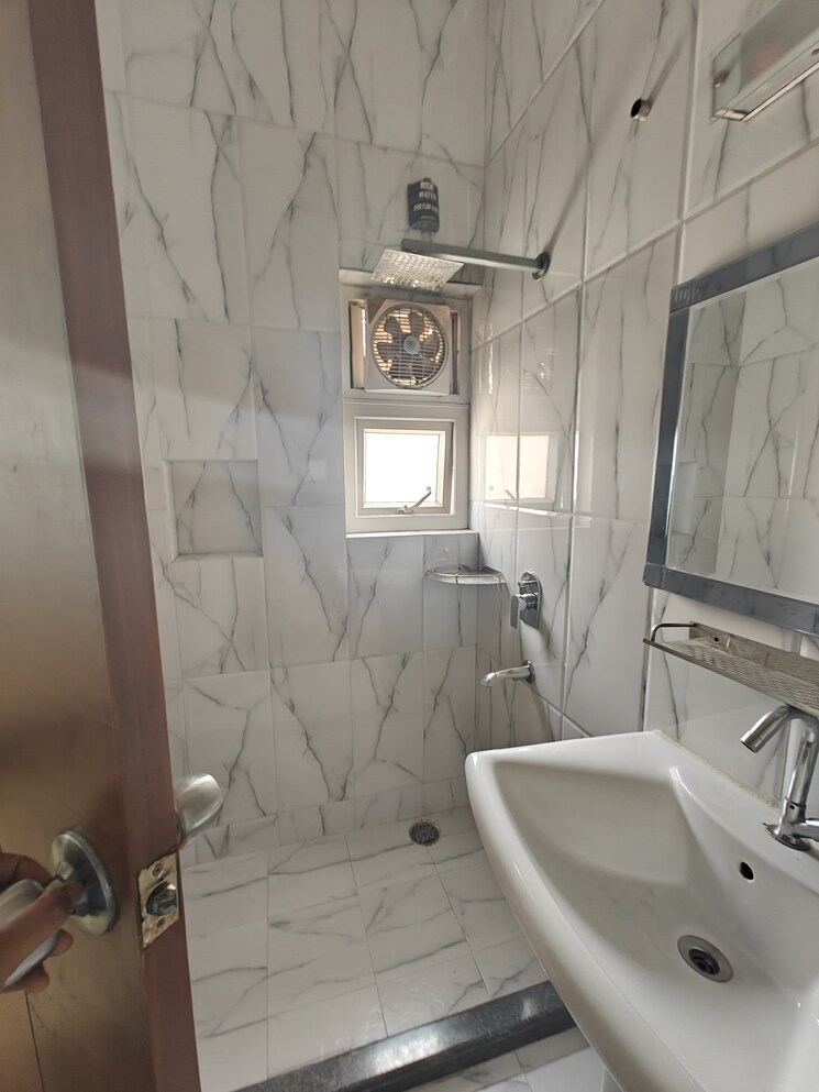 Bathroom, anant-raj-hauz-khas-apartment 3 Bedroom 200 Sq.Yd. Apartment In Hauz Khas Delhi 8809215