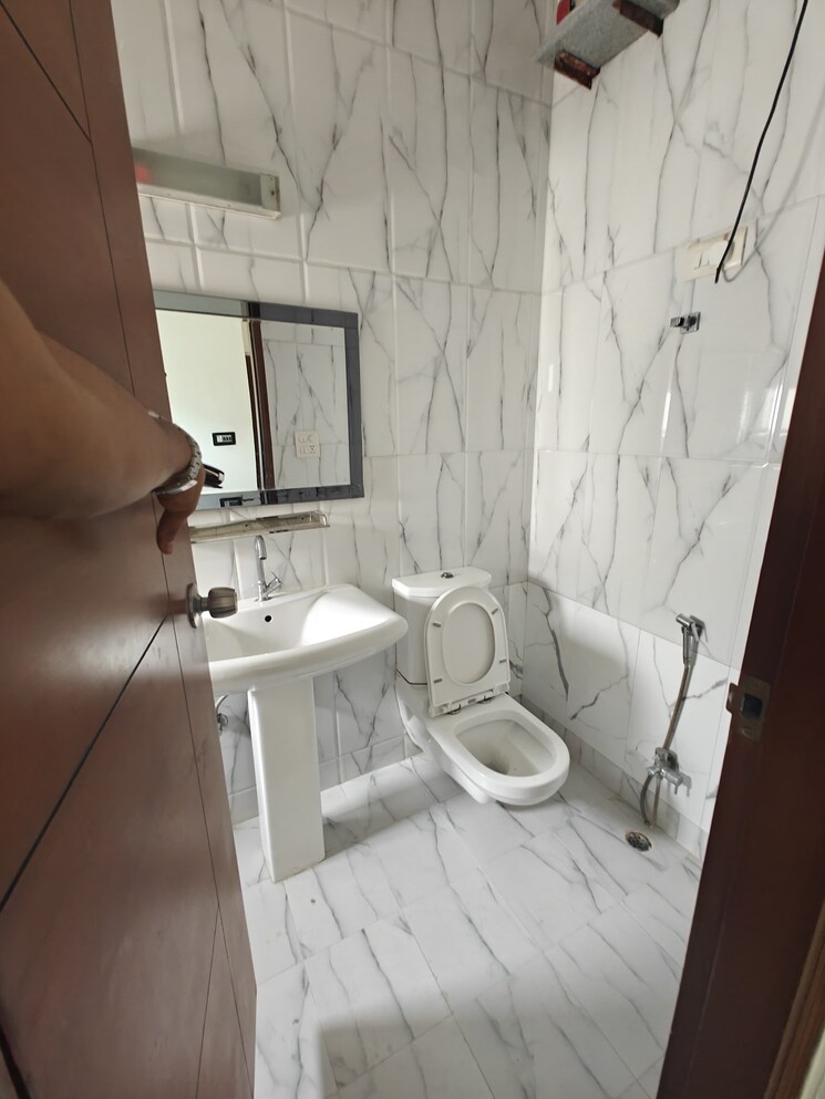 Bathroom, anant-raj-hauz-khas-apartment 3 Bedroom 200 Sq.Yd. Apartment In Hauz Khas Delhi 8809215