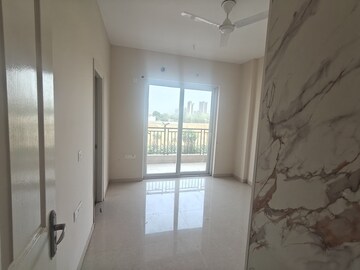 Room in 3 BHK Builder Floor at Central Park Cerise Suites, Sohna Sector 33 – for Rent