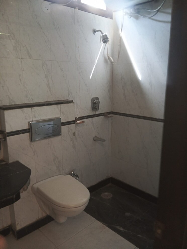 Bathroom, east of kailash 3 Bedroom 1800 Sq.Ft. Builder Floor In East Of Kailash Delhi 8809224