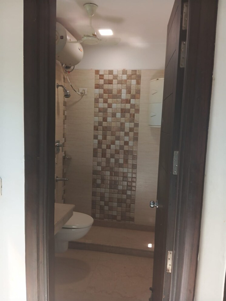 Bathroom, east of kailash 3 Bedroom 1800 Sq.Ft. Builder Floor In East Of Kailash Delhi 8809224