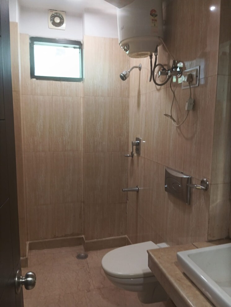 Bathroom, east of kailash 3 Bedroom 1800 Sq.Ft. Builder Floor In East Of Kailash Delhi 8809224