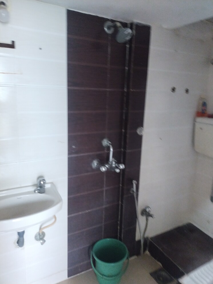 Bathroom, parsn-nehru-nagar-shiv-vaibhav-chs 1 Bedroom 460 Sq.Ft. Apartment In Kurla Mumbai 8809239