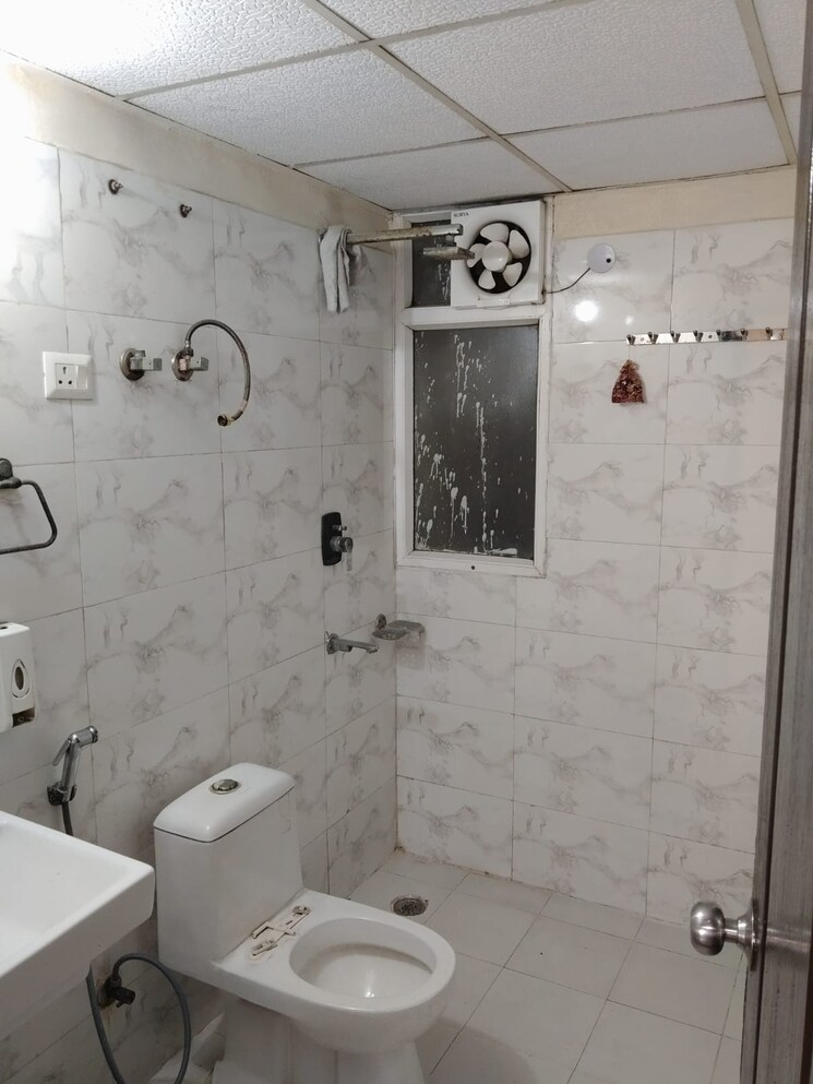 Bathroom, sethi-max-royale 3 Bedroom 1650 Sq.Ft. Apartment In Sector 76 Noida 8809301