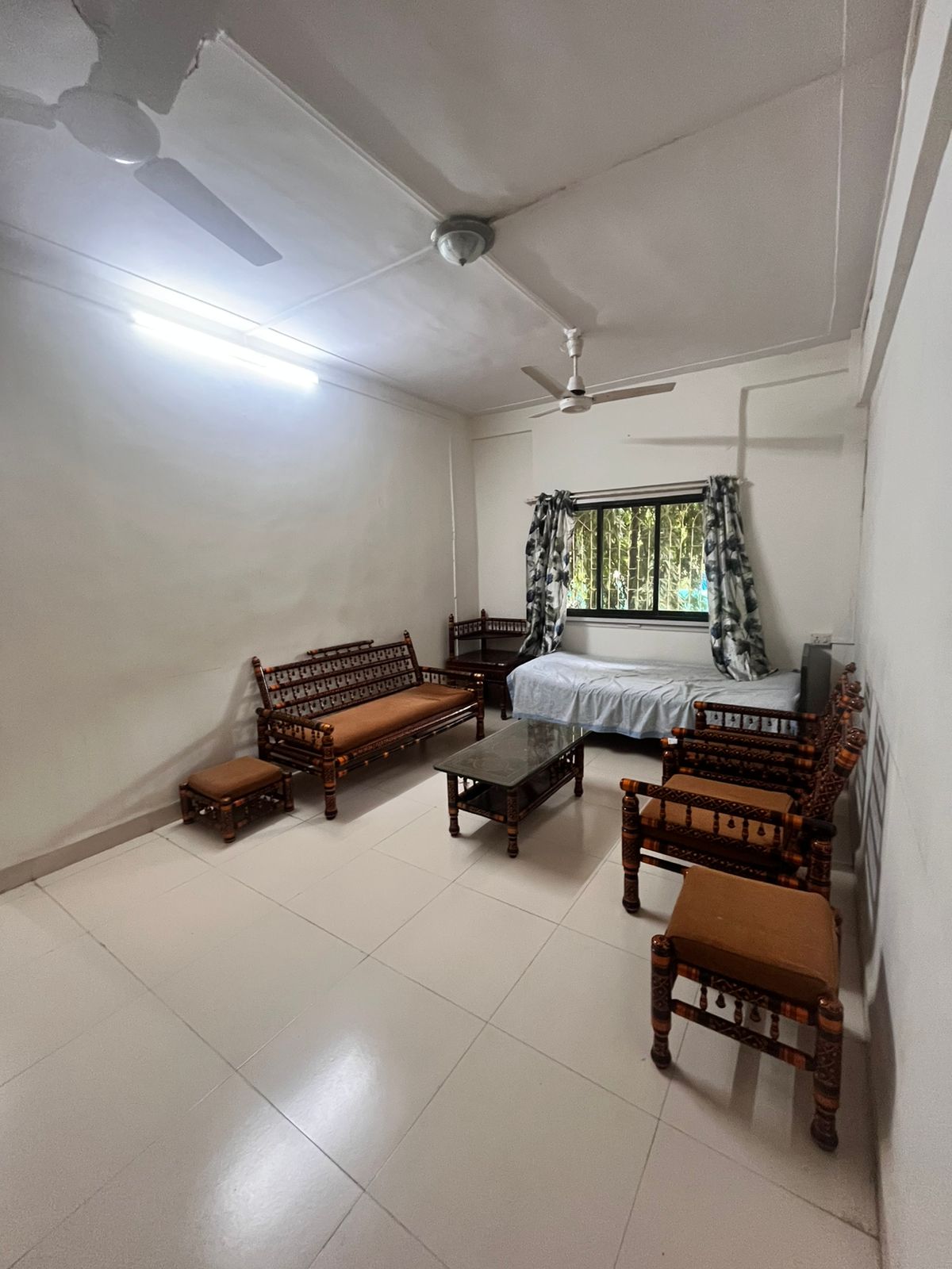 2 BHK Apartment For Rent in Near Juhu Circle, Juhu ve