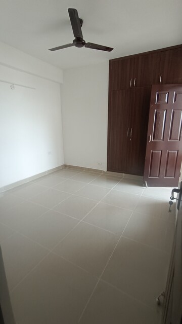 Room in 2 BHK Apartment at Supertech Cape Town, Sector 74 – for Rent