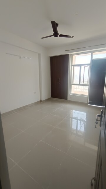 Room in 2 BHK Apartment at Supertech Cape Town, Sector 74 – for Rent