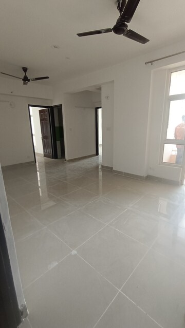 Room in 2 BHK Apartment at Supertech Cape Town, Sector 74 – for Rent
