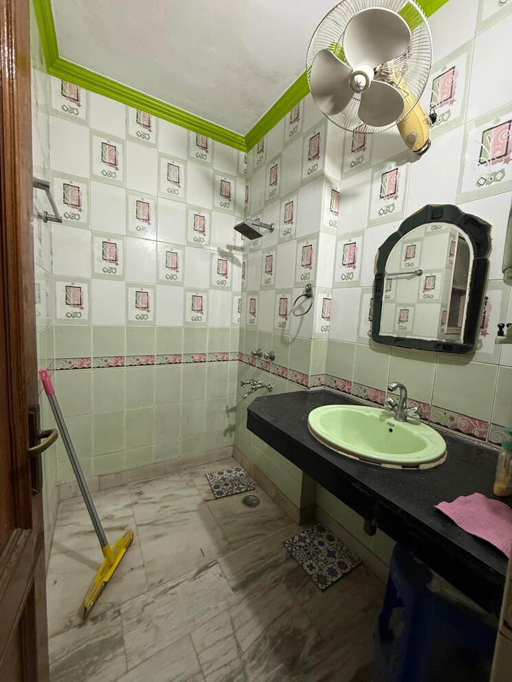 Bathroom, chittaranjan park 3 Bedroom 1400 Sq.Ft. Builder Floor In Chittaranjan Park Delhi 8809479