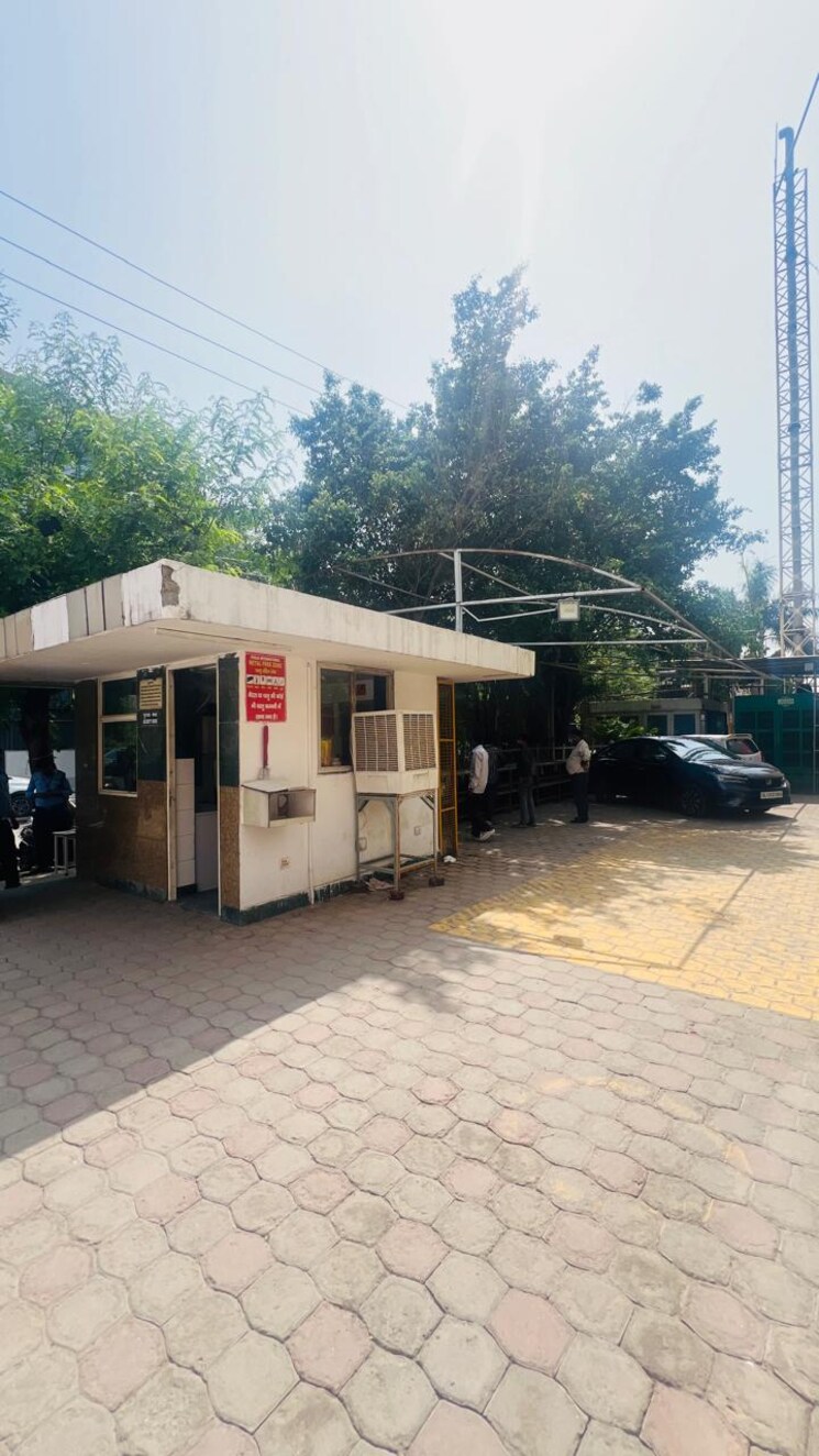  Parking, sector 64 Commercial Office Space 50000 Sq.Ft. In Sector 64 Noida 8809474