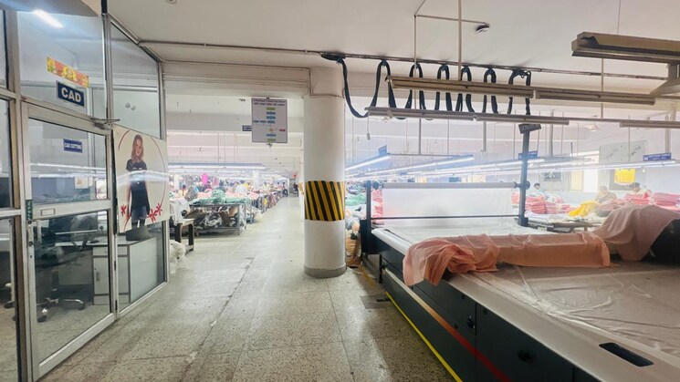  Parking, sector 64 Commercial Office Space 50000 Sq.Ft. In Sector 64 Noida 8809474