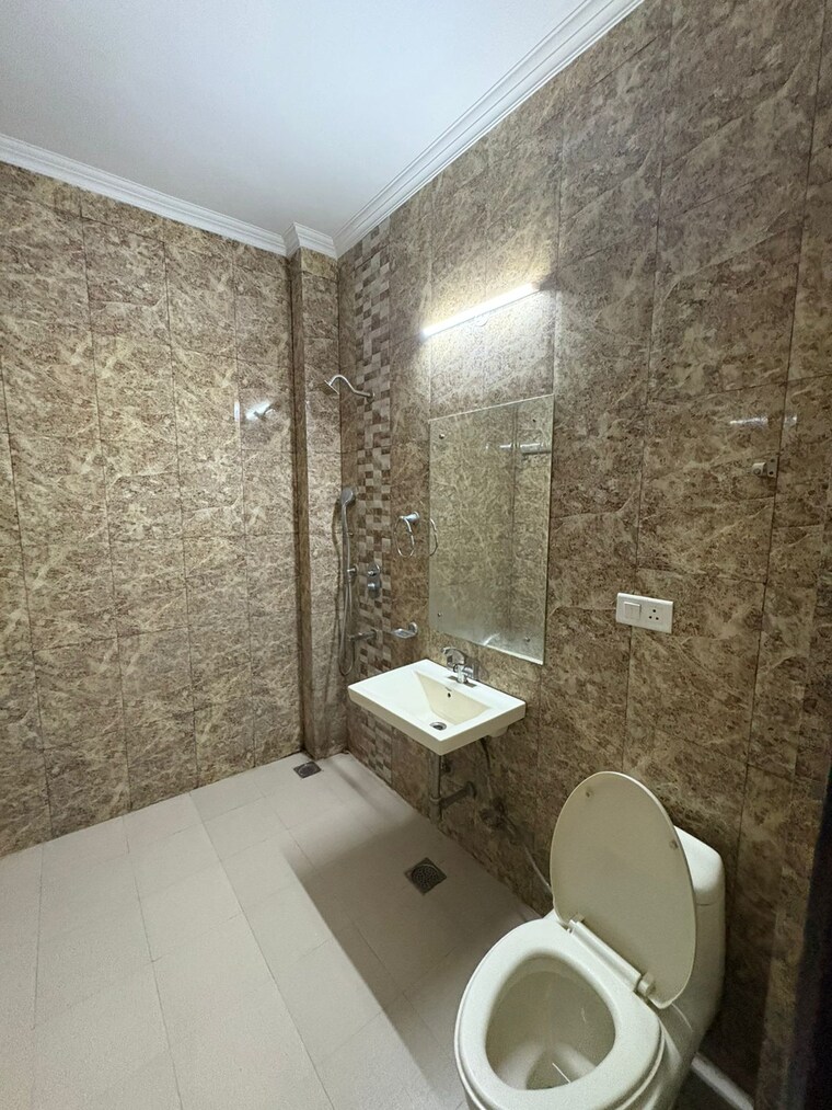 Bathroom, dlf-regency-park-ii 3 Bedroom 1777 Sq.Ft. Apartment In Sector 27 Gurgaon 8809528