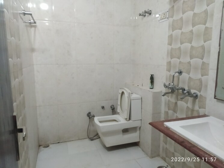 Bathroom, sector 23 3 Bedroom 294 Sq.Yd. Builder Floor In Sector 23 Gurgaon 8809550