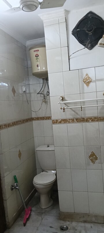 Bathroom in 1 RK Builder Floor at Lajpat Nagar I – for Rent