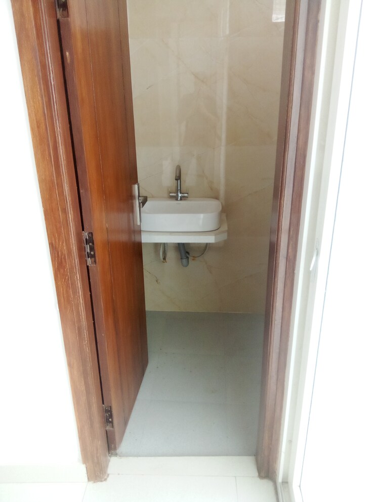 Bathroom, mahavir enclave 2 Bedroom 80 Sq.Yd. Builder Floor In Mahavir Enclave Delhi 8809990