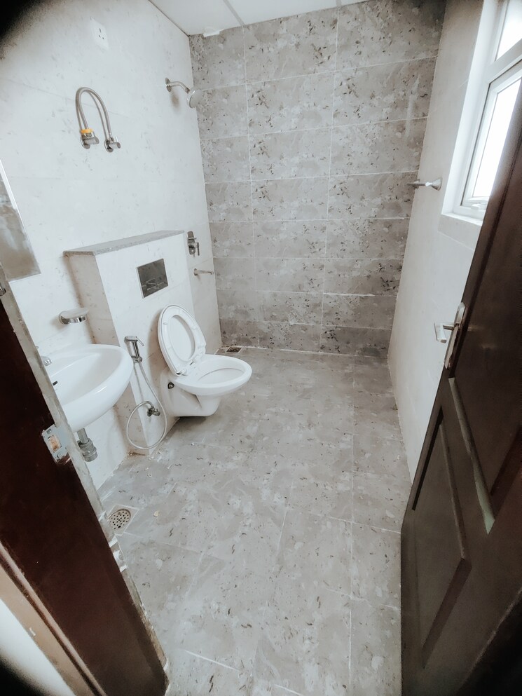 Bathroom, omaxe-royal-residency-faridabad 3 Bedroom 1925 Sq.Ft. Apartment In Sector 79 Faridabad 8810187