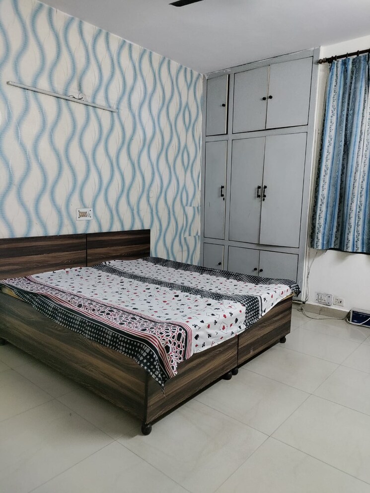 Bedroom, shivalik colony 2 Bedroom 200 Sq.Yd. Builder Floor In Shivalik Colony Delhi 8810220