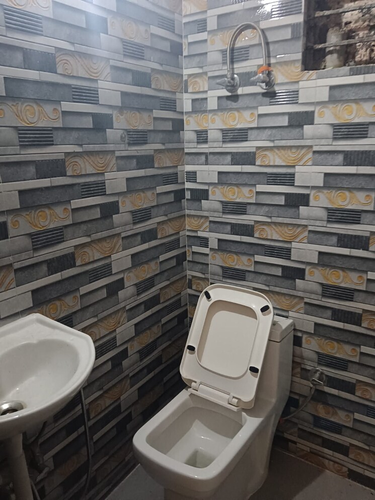 Bathroom, prateek-grand-city 2 Bedroom 970 Sq.Ft. Apartment In Siddharth Vihar Ghaziabad 8810371