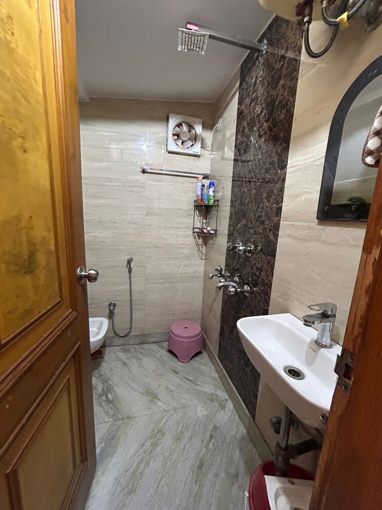 Bathroom, madhav-kunj-the-sarawasti-vihar-cghs 3 Bedroom 1250 Sq.Ft. Apartment In Rohini Sector 9 Delhi 8810334