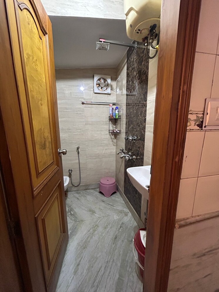 Bathroom, madhav-kunj-the-sarawasti-vihar-cghs 3 Bedroom 1250 Sq.Ft. Apartment In Rohini Sector 9 Delhi 8810334