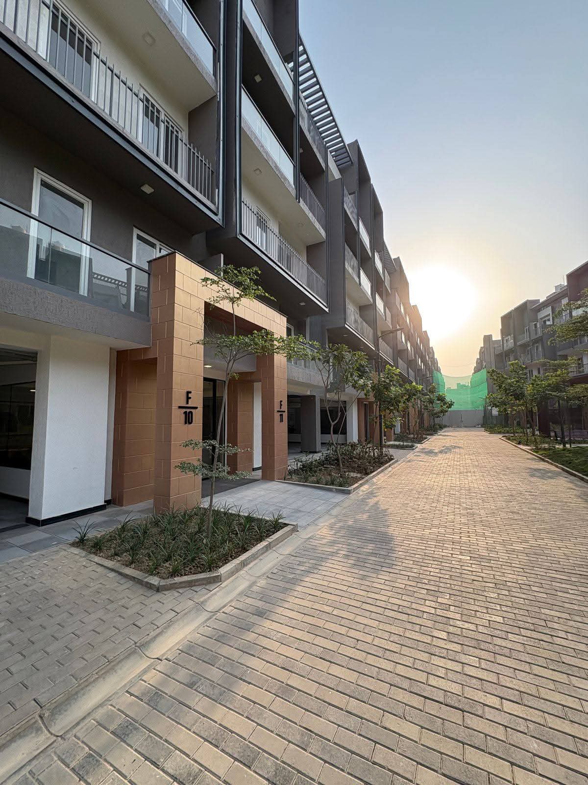 3 BHK + Servant Room,Extra Room Apartment For Rent in Smart World Gems