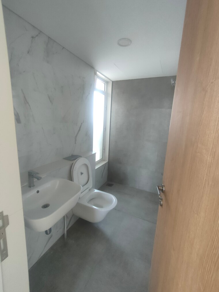 Bathroom, lodha-bella-vita 2 Bedroom 814 Sq.Ft. Apartment In Nibm Road Pune 8810514