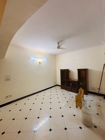 Room in 4 BHK Builder Floor at Unitech Arcadia, South City 2 – for Rent