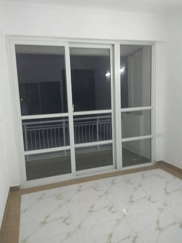 Room in 2 BHK Apartment at Mahaluxmi Migsun Ultimo, Omicron Iii Greater Noida – for Rent