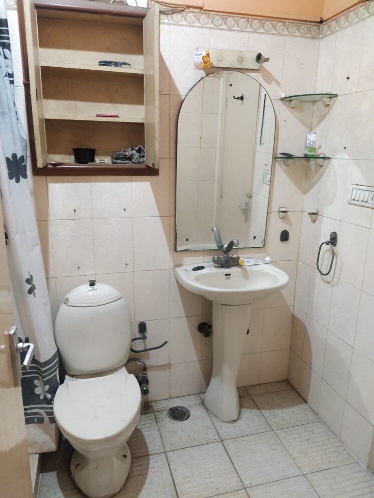 Bathroom, eros-garden-villas 4 Bedroom 1700 Sq.Ft. Apartment In Charmwood Village Faridabad 8810939