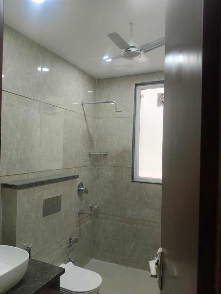 Bathroom, unitech-south-city-ii 4 Bedroom 1943 Sq.Ft. Builder Floor In Sector 50 Gurgaon 8810933