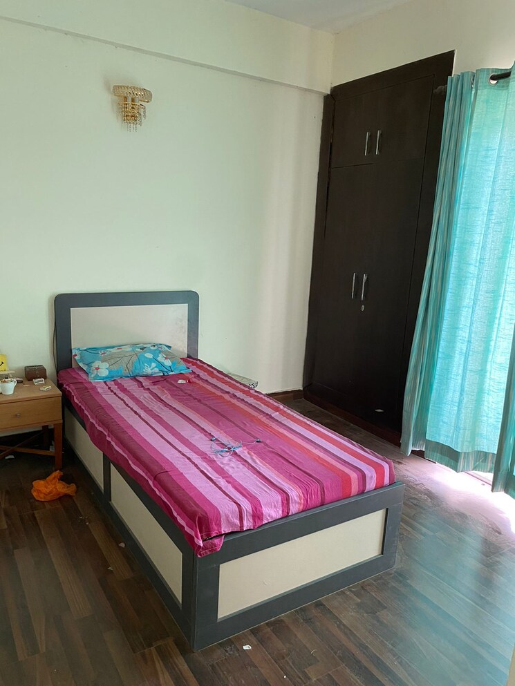 Bedroom, paras-tierea 2 Bedroom 825 Sq.Ft. Apartment In Sector 137 Noida 8811054