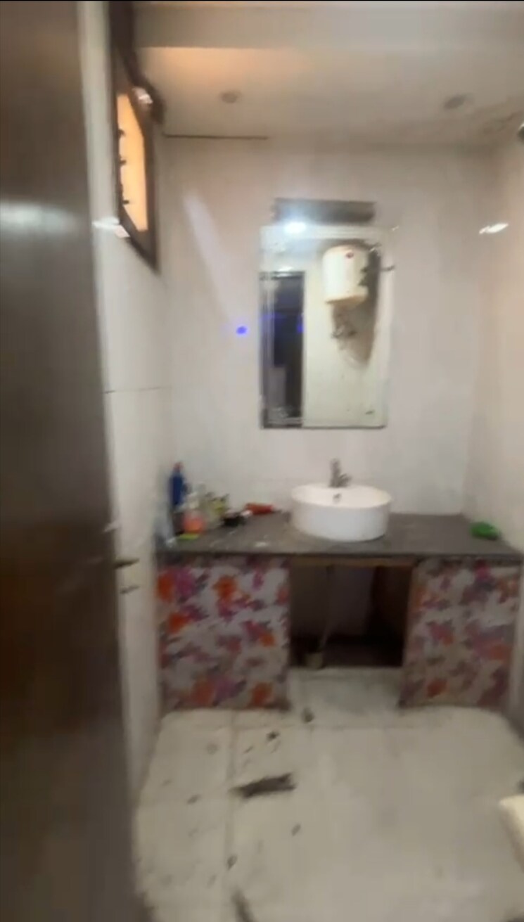 Bathroom, khirki extension 3 Bedroom 2000 Sq.Ft. Builder Floor In Khirki Extension Delhi 8811086