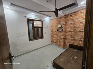 Room in 2 BHK Builder Floor at Dwarka Mor – for Rent